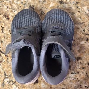 Toddler gray and black Nike shoes